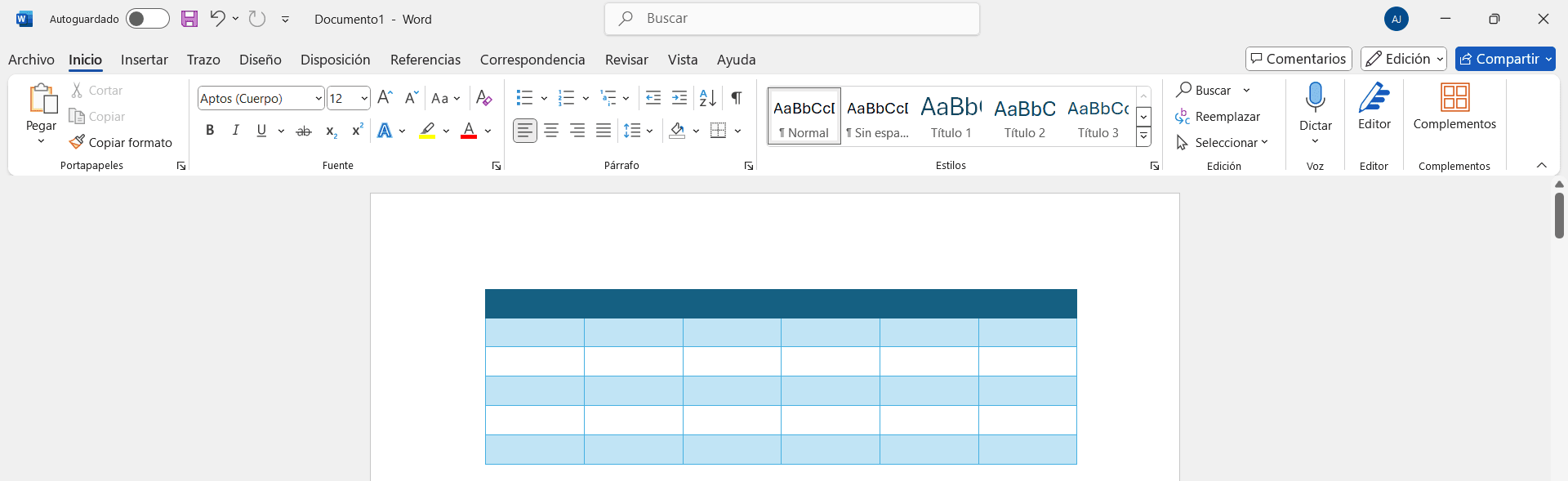 Tabla en Word con diseño colorido, usando diferentes tonos de azul y verde.