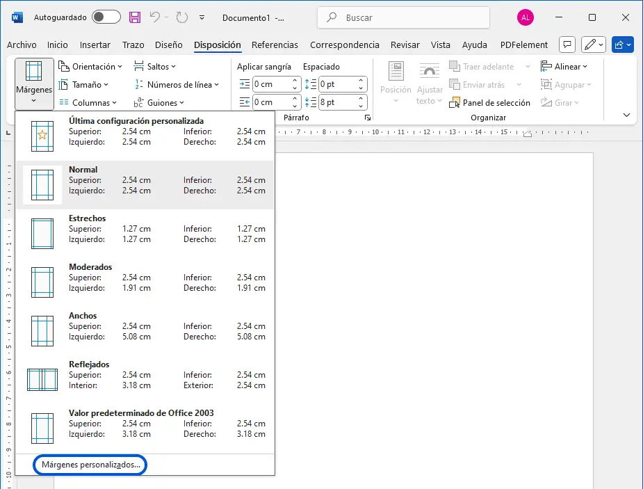 Opciones de márgenes personalizados en documento Word, mostrando el menú de márgenes predefinidos y la opción de personalización.